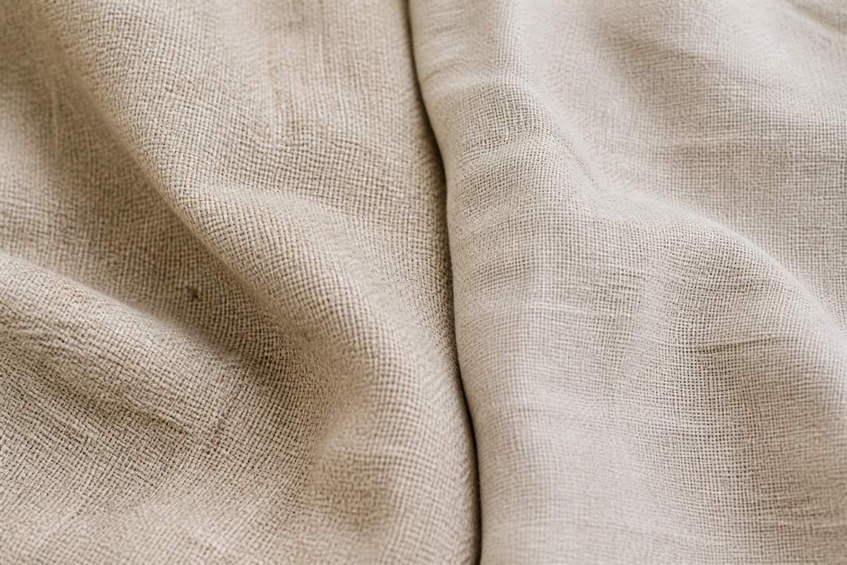 Nahaufnahme der Gewebestruktur von Hanf und Leinen
