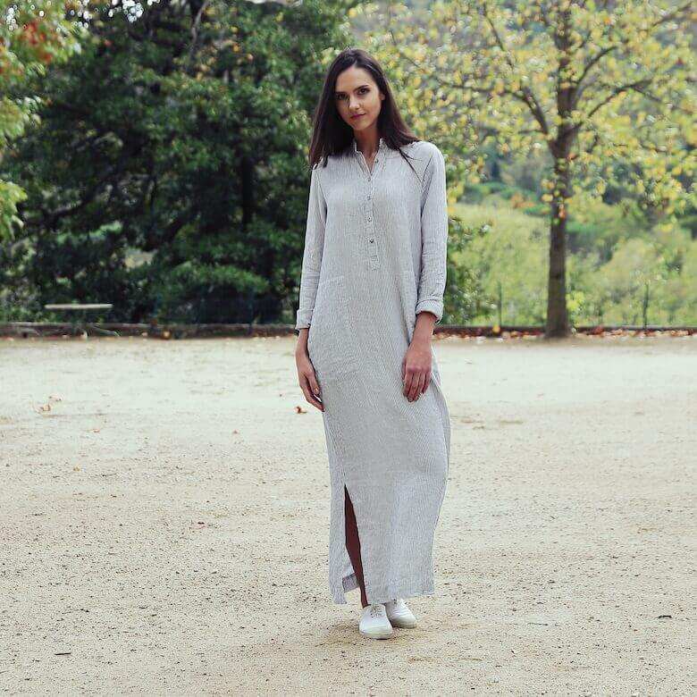 Frau in einem langen gestreiften Leinenkleid