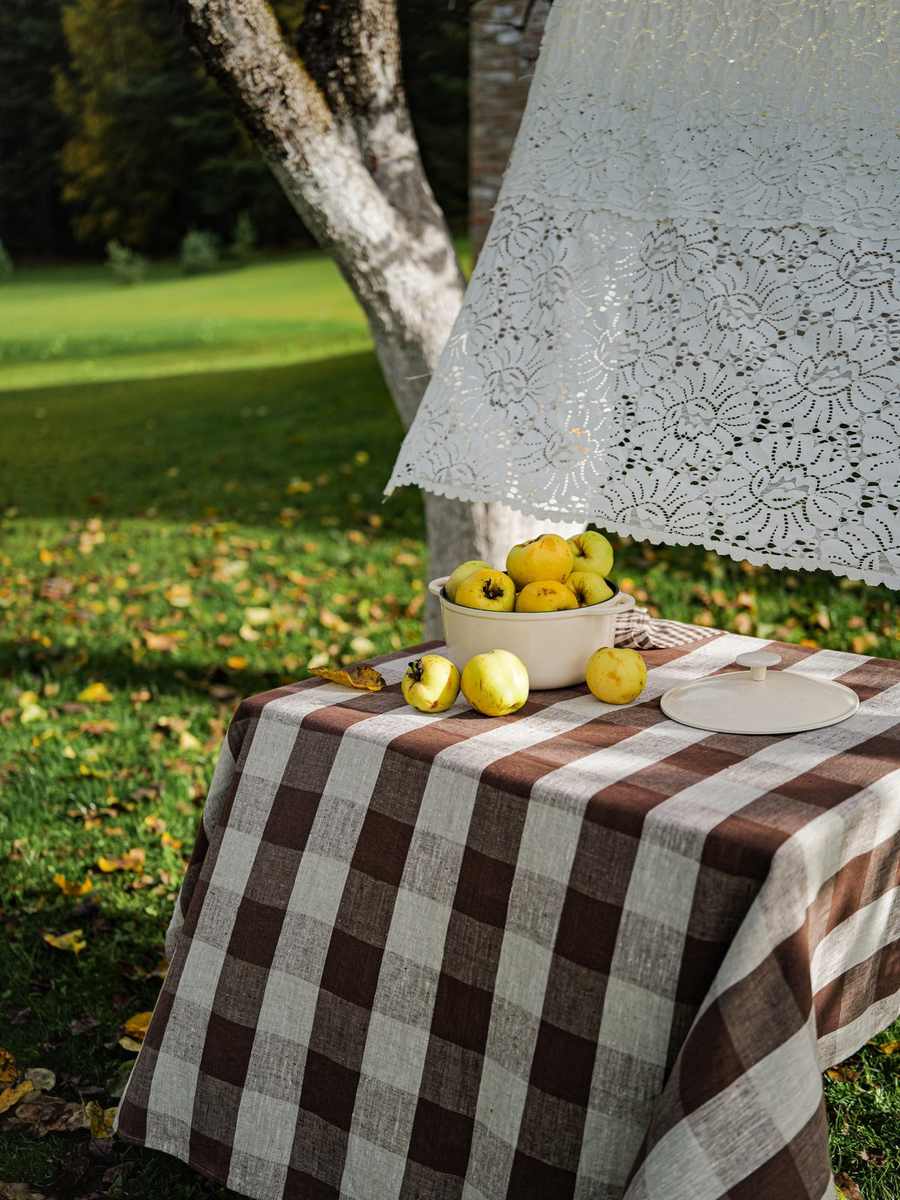 Choco Grand Check Tischdecke auf einem Tisch im Obstgarten