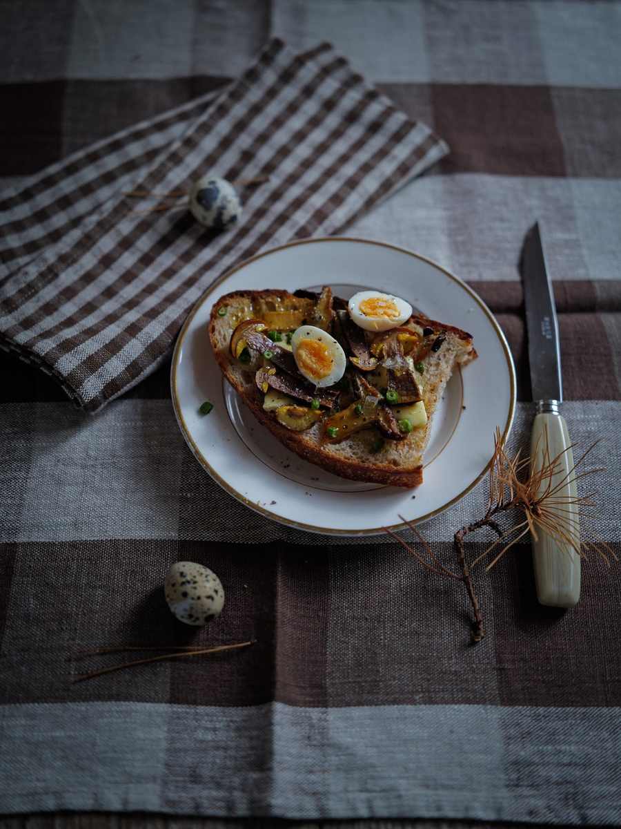 Pilztoast auf Choco Grand Check Leinen mit Gingham-Serviette