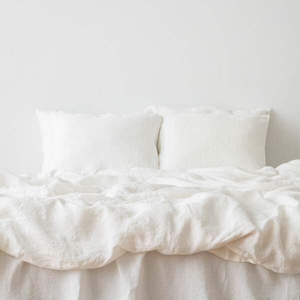 Natürliche Leinenbettwäsche in einem ruhigen Schlafzimmer