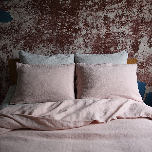 Weiche Stonewashed-Leinenbettwäsche in einem ruhigen Schlafzimmer