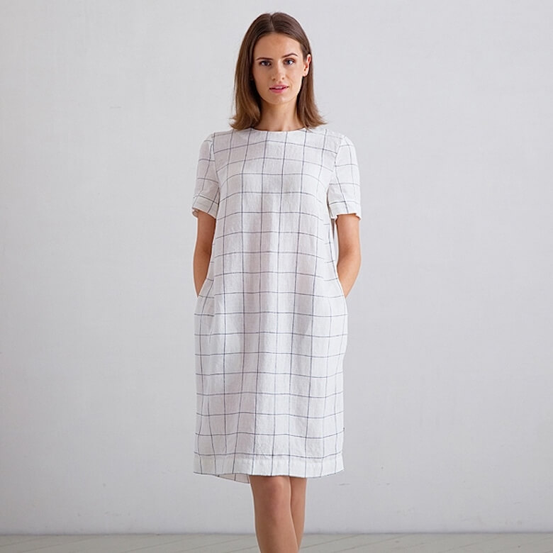 Gerade geschnittenes Leinenkleid für den Sommer