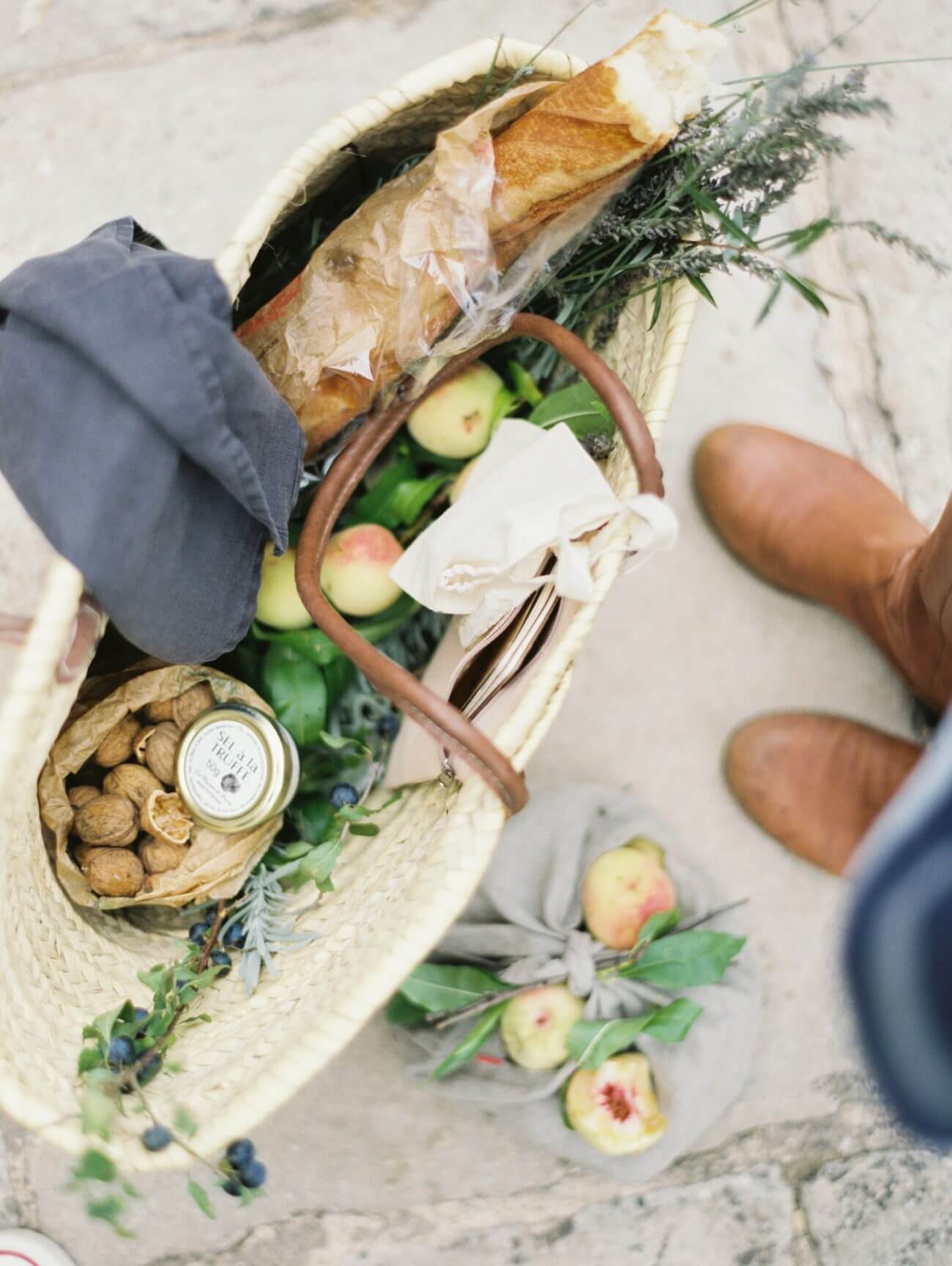 Entspannte Picknickdecke im Freien