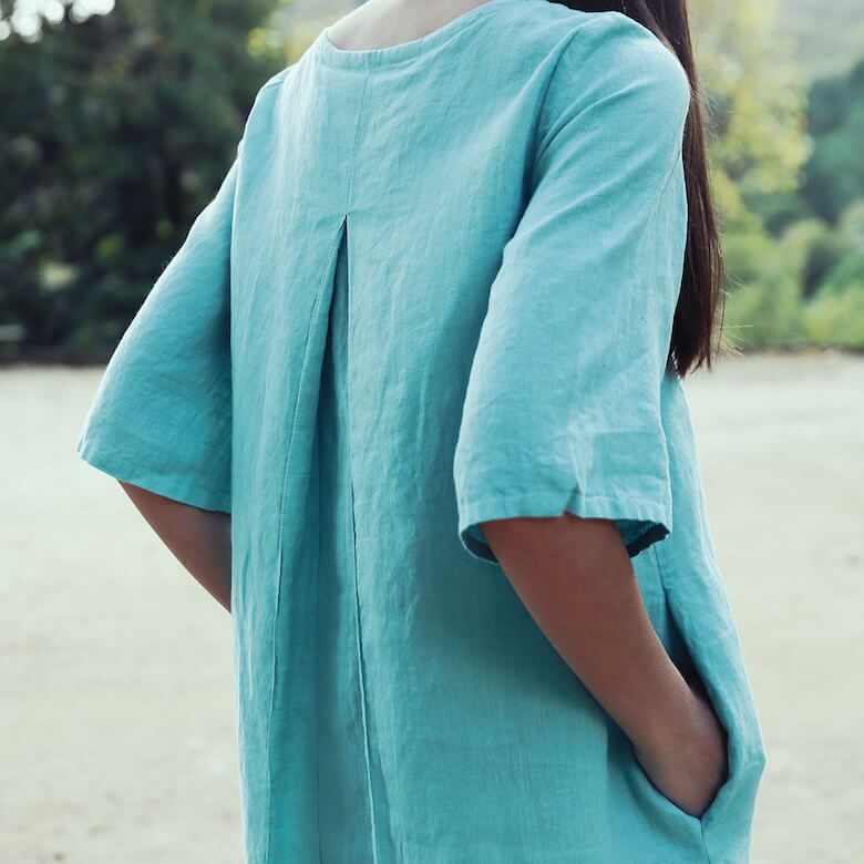 Aqua-Leinenkleid mit asymmetrischem Saum und weiten Ärmeln