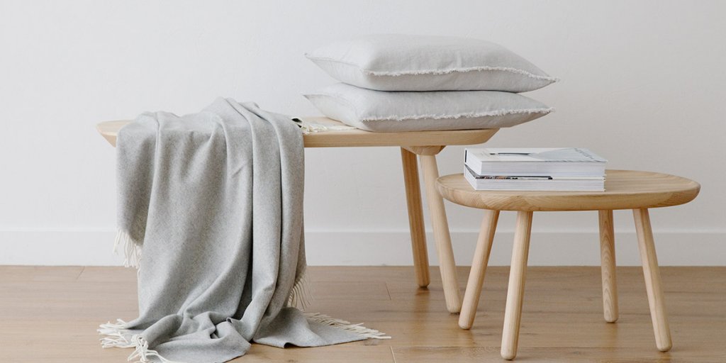 Leinenkissen auf einem Sofa mit einer weichen Wohndecke
