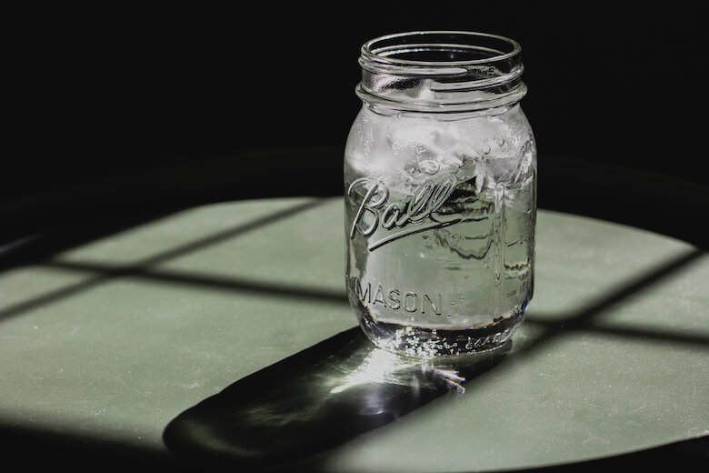 Ein Glas Wasser neben dem Bett in einer warmen Sommernacht