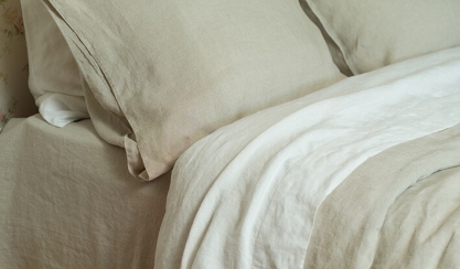 Stonewashed-Leinenbettwäsche auf einem Bett