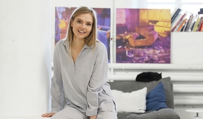 Frau in lockerer grauer Leinenkleidung zum Entspannen