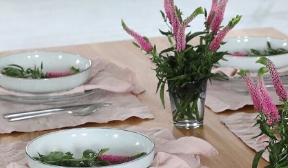 Elegant gedeckter Tisch mit Leinentextilien
