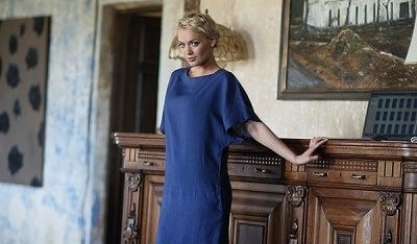 Frau in einer blauen Leinentunika