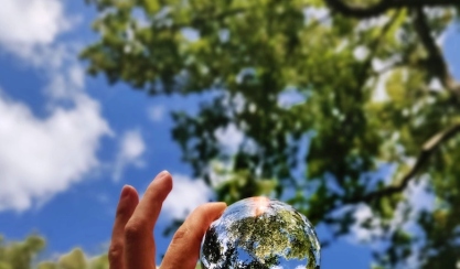 Globus auf Gras als Symbol für nachhaltiges Leben